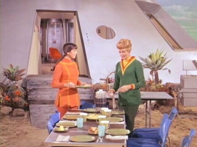 File:B3163d42616f22cb74e4677bcdc1ad8c--lost-in-space-season-.jpg