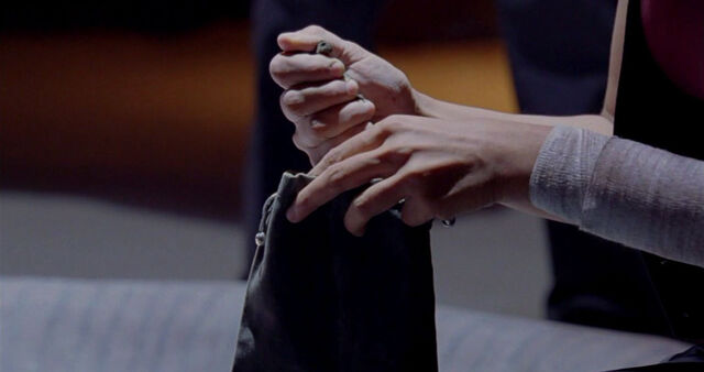 File:6x04 CollectingAshes.jpg