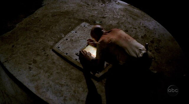 Ficheiro:1X19 LockeHatch.jpg