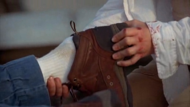 File:1x01 LoopKateRemovesShoe.png
