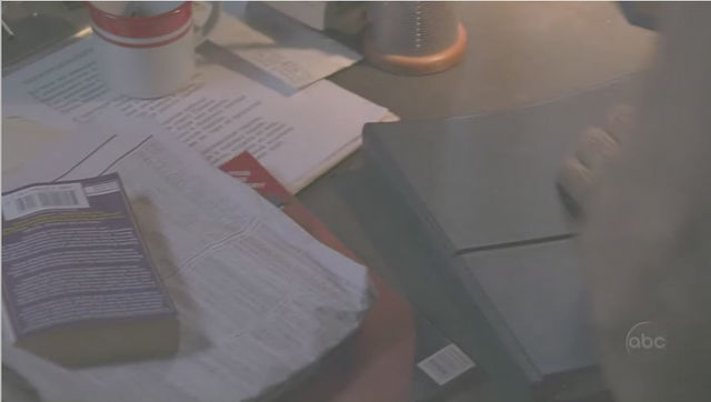 Archivo:Lost0223 codebookdesk.png