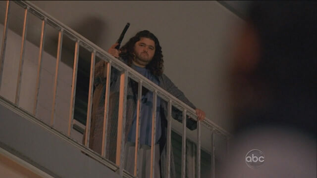 Ficheiro:5x01 HurleyGun.jpg