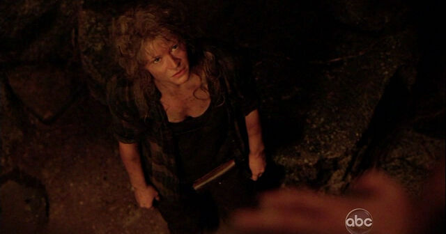 Archivo:6x06 ClaireInAHole.jpg