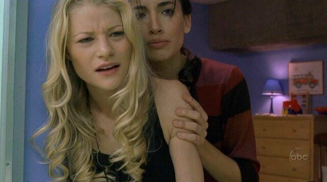 ملف:2X15 AlexClaireStaff.jpg