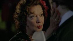 Carmen consigue una cita para Hugo.jpg