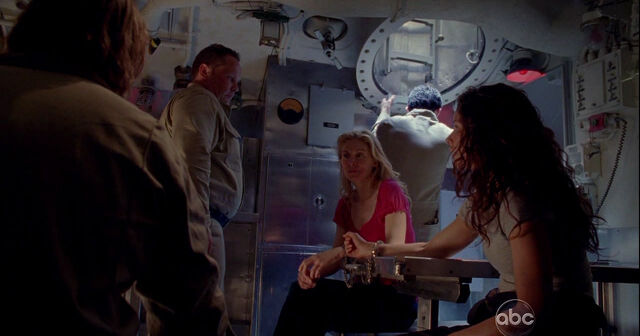 Archivo:5x15 AwkwardSub.jpg