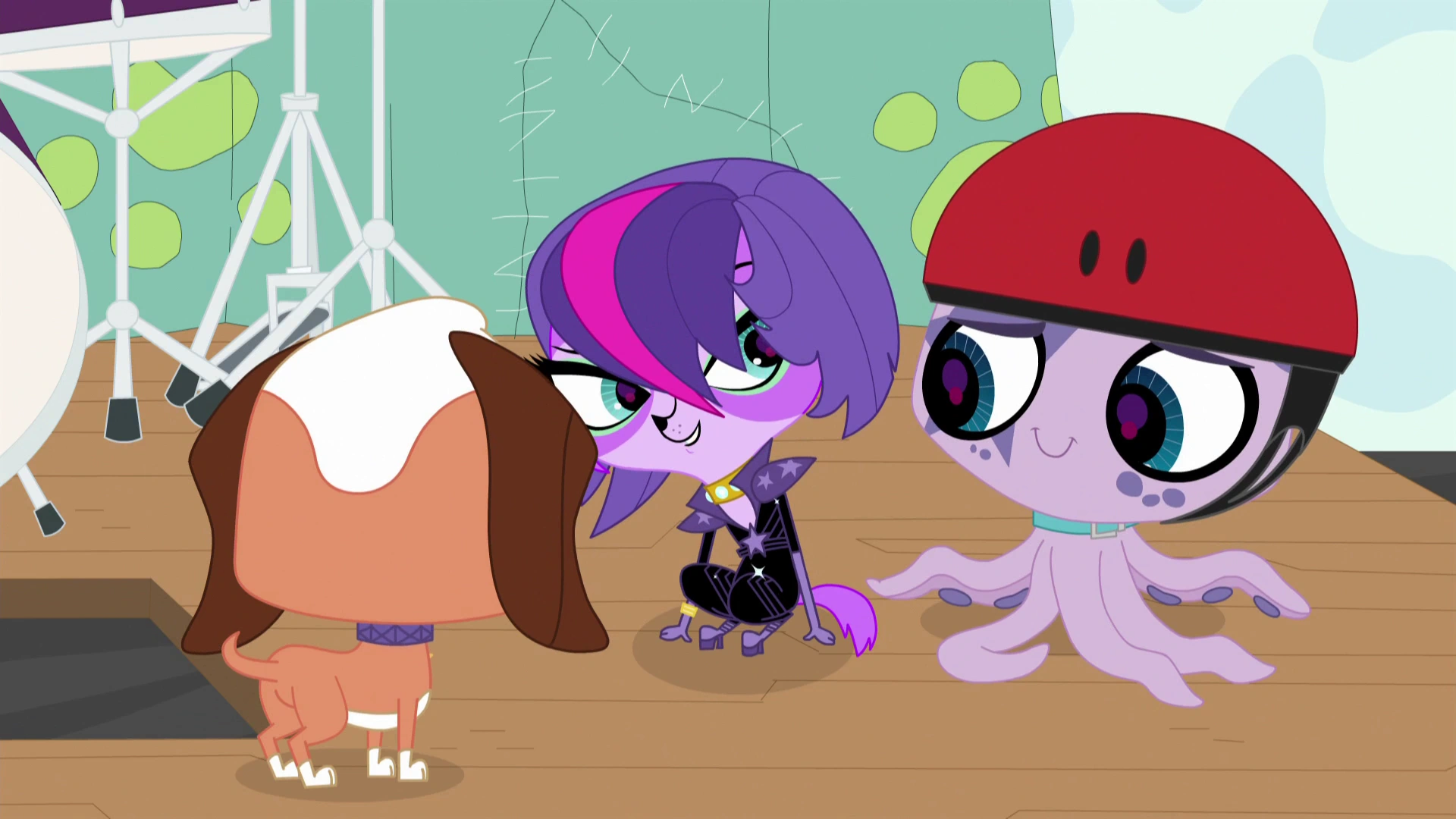 Image Zoe looks at Ocho.png Littlest Pet Shop (2012 TV series) Wiki
