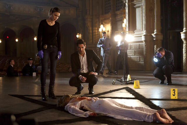 File:112 promo Lucifer Chloe at Rose Davis crime scene.jpg
