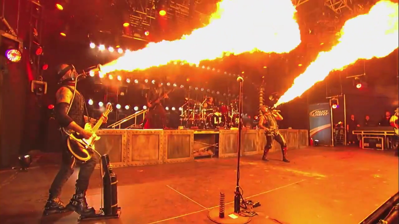 Rammstein fire. Рамштайн фаер Фрай. Рамштайн Feuer frei. Рамштайн пиротехника Feuer frei. Рамштайн с огнеметом.