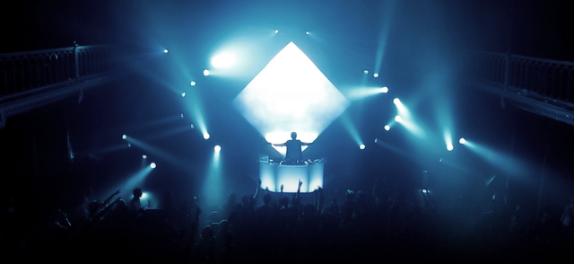 File:Madeon live 01.png