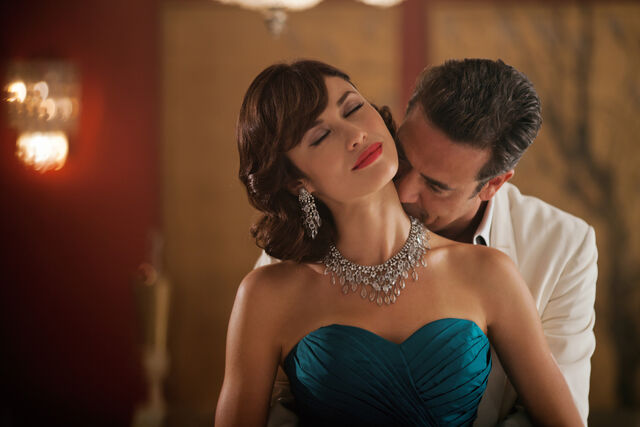 File:Vera+Evans+(Olga+Kurylenko),+Ike+Evans+(Jeffrey+Dean+Morgan).jpg