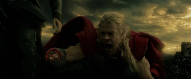 File:Thor-loses-hand-dark-world.jpg