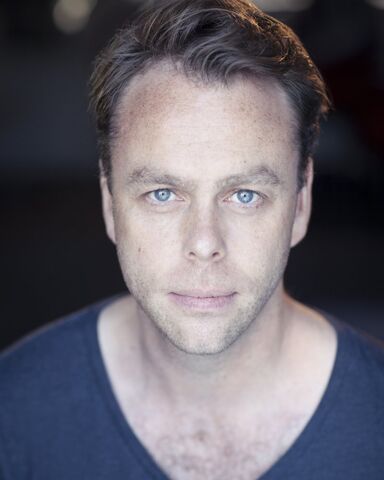File:Bruce Mackinnon.jpg