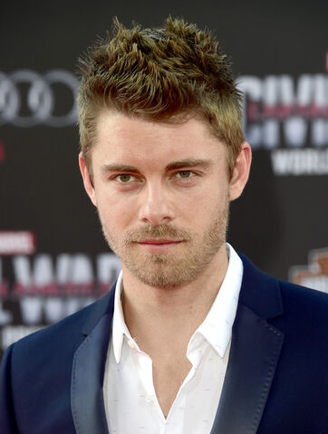 File:Luke Mitchell.jpg
