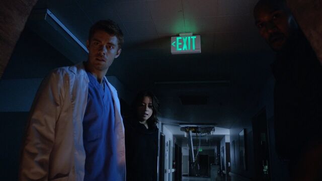 File:Lincoln-Daisy-Exit-S3E1.jpg