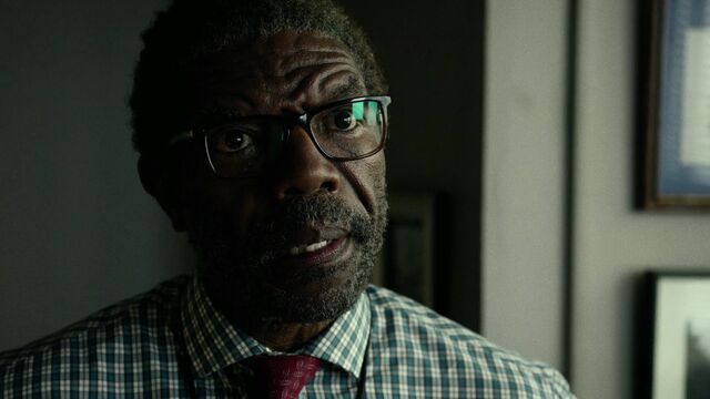File:BenUrich-S1E3-CloseUp-Office.jpg