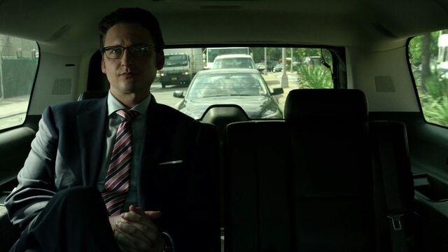 File:James-Wesley-Limo-Alone-S1E1.jpg