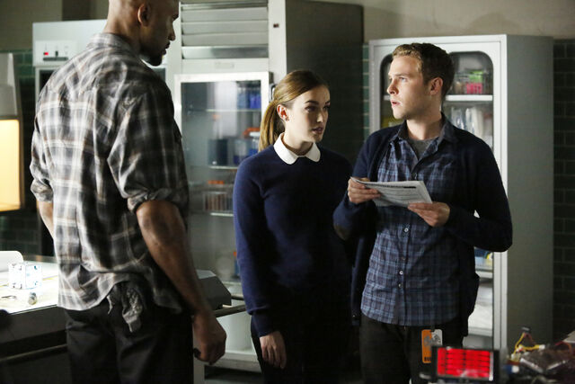 File:Episode 2.02 - Heavy is the Head (7) 595 slogo.jpg