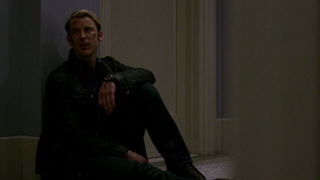 File:WillSimpson-Sitting-WalkerHome.jpg