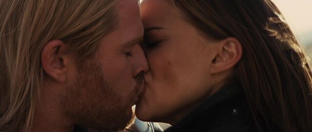 File:Thor Jane kiss.jpg
