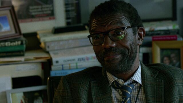 File:BenUrich-S1E10-Grin-Office.jpg