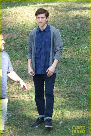 File:Tom-holland-sprints-spider-man-set-atlanta-01.jpg