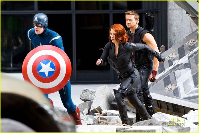 File:Scarlett-johansson-chris-evans-jeremy-renner-avengers-park-ave-05.jpg