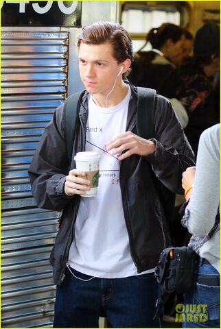 File:Tom-holland-films-spider-man-homecoming-queens-18.jpg
