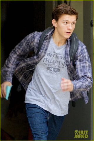File:Tom-holland-sprints-spider-man-set-atlanta-02.jpg
