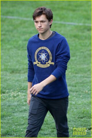 File:Tom-holland-wears-school-sweatshirt-on-spider-man-homecoming-set-14.jpg