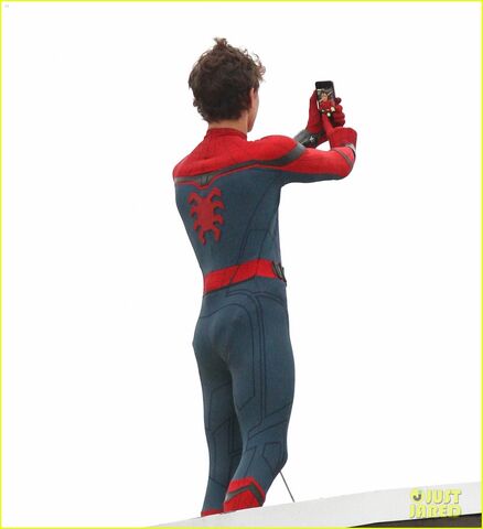 File:Tom-holland-snaps-a-selfie-while-filming-spide-man-homecoming-07.jpg