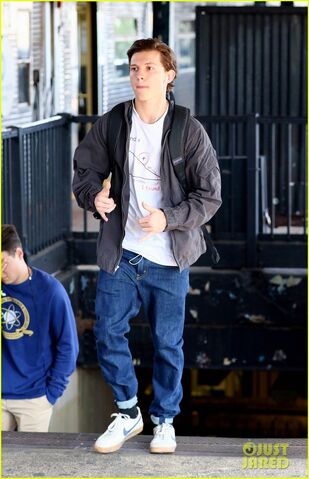 File:Tom-holland-films-spider-man-homecoming-queens-11.jpg