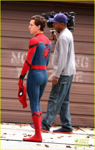 File:Tom-holland-looks-buff-while-filming-spider-man-in-nyc-03.jpg