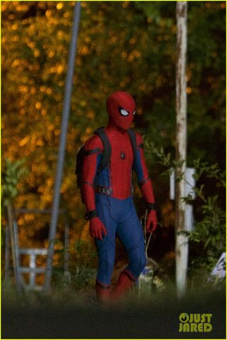 File:Tom-holland-spiderman-night-shoots-stunt-note-08.jpg