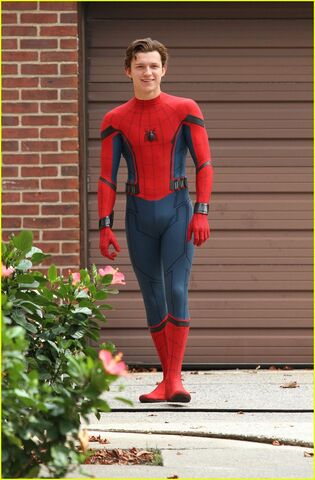 File:Tom-holland-challenges-christ-pratt-to-a-dance-off-08.jpg