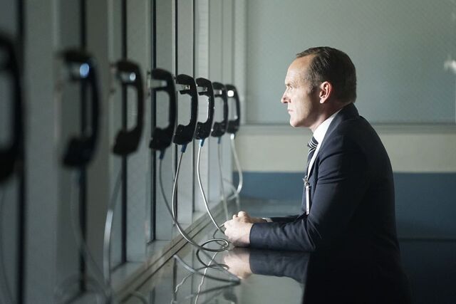 Fichier:AGENTS-OF-S H I E L D -Season-4-Episode-4-Photos-Let-Me-Stand-Next-to-Your-Fire-10.jpg