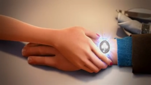 File:RoxanneHolowatch-1-.png