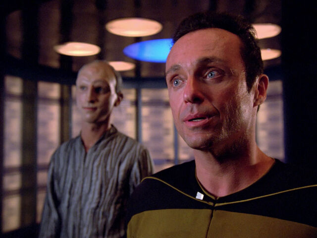 File:Kosinski and Traveler arrive.jpg