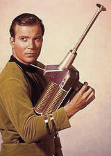 Kirk avec un fusil phaser.jpg