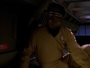 La Forge versucht Barclay abzulenken.jpg