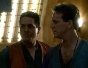 Chakotay und Paris beobachten Neelix' Auftritt als Großer Proxy.jpg