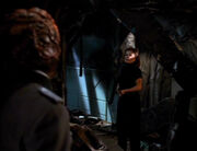 Janeway drängt den Hirogen in die Ecke.jpg