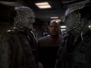 Sisko mischt sich in Diskussion der Jem'Hadar ein