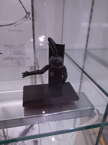 File:DGstatue.jpg