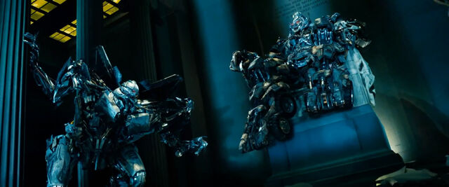 File:LincolnMegatron+Starscream.jpg