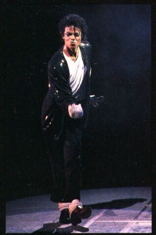 Archivo:Bad-Badder-The-Bad-World-Tour-Billie-Jean-michael-jackson-19013338-1133-1707.jpg