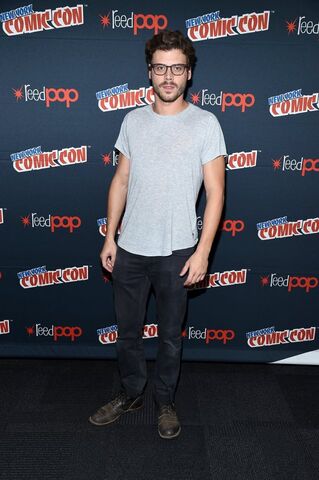 File:Midnight, Texas at New York Comic Con Francois Arnaud.jpg