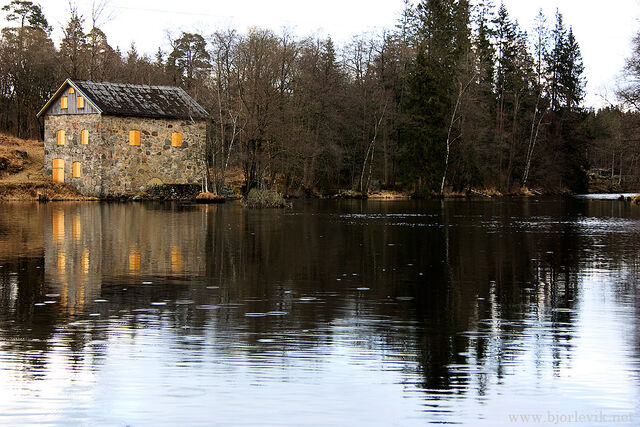 File:River house.jpg
