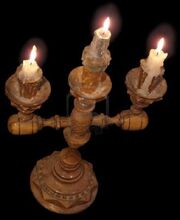 655821-candelabro-de-madera-con-3-velas-brillo-aisladas-en-negro.jpg