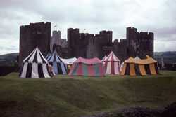 Zeltlager Caerphilly Castle, Wales.jpg